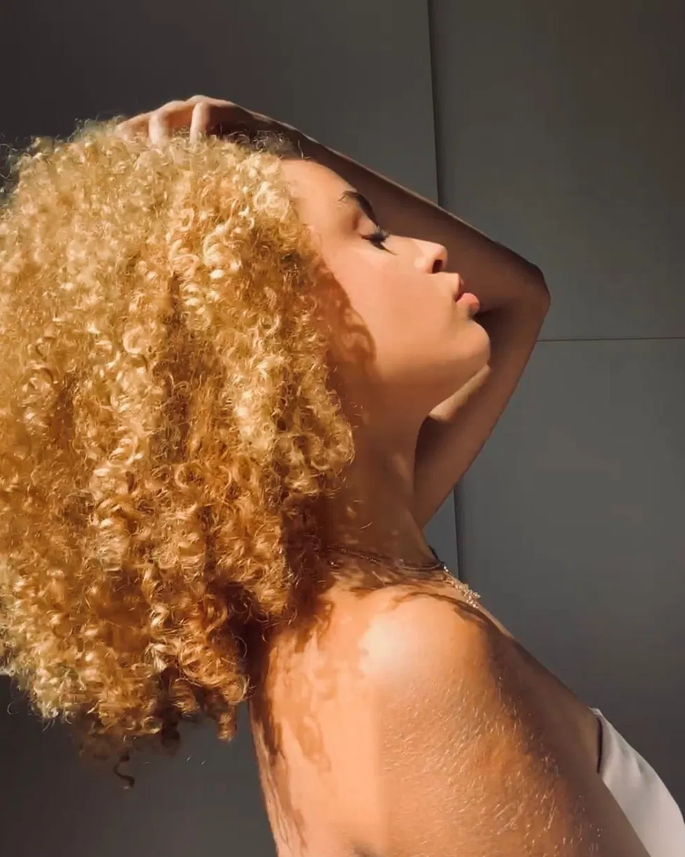 La fondatrice de Mimi Curls, cheveux frisés définis