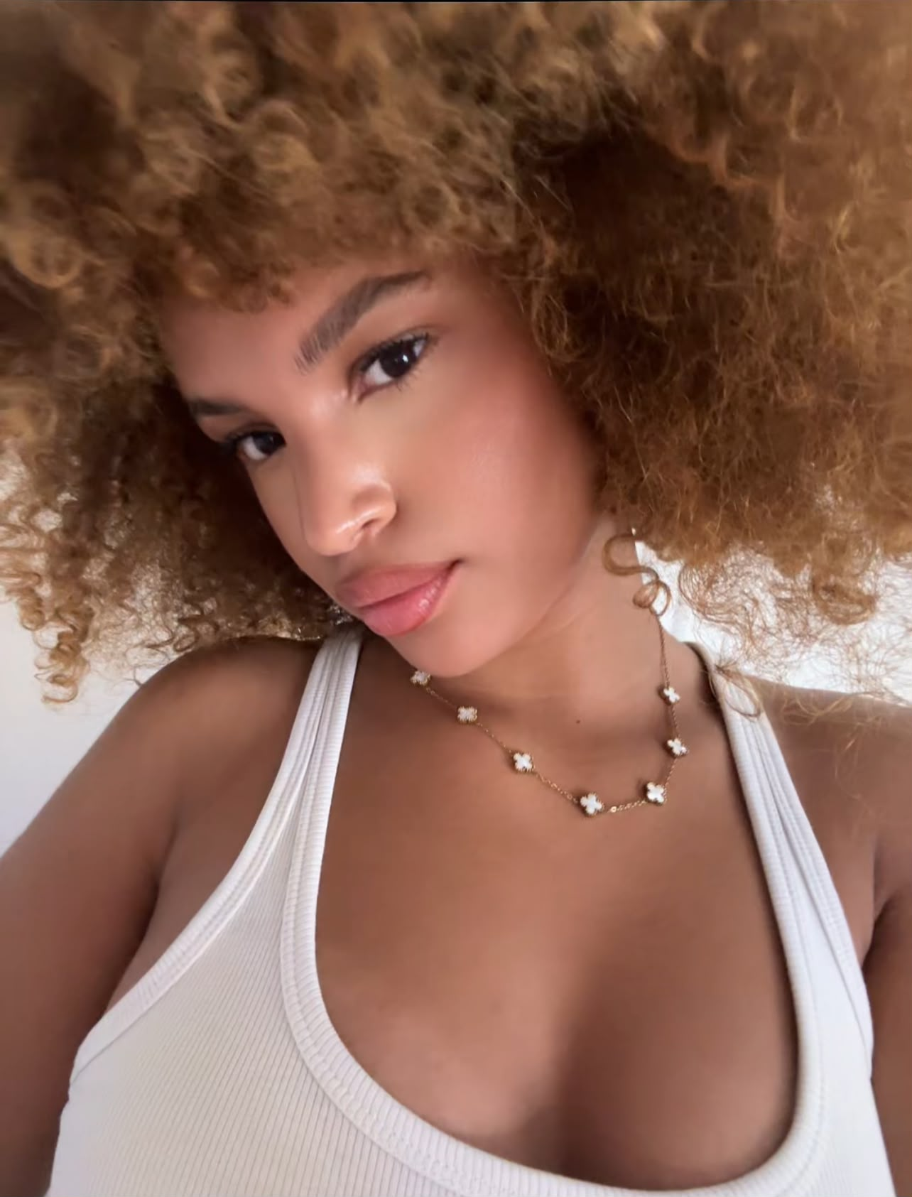 La fondatrice de Mimi Curls, cheveux frisés définis